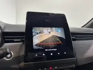 Renault Clio 145PK E-Tech Full Hybrid Techno Automaat | Digital Cockpit | 9,3' Navi | Climate Control | Apple CarPlay/Android Auto | Camera | Cruise Control | Armsteun | Lichtmetalen Velgen Hoogglans Zwart |