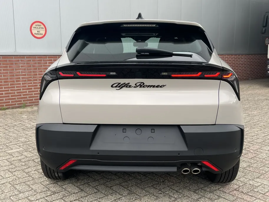 Alfa Romeo Junior 1.2 Turbo 136 PK Ibrida | Carplay | Cruise | LED | Clima | 17'