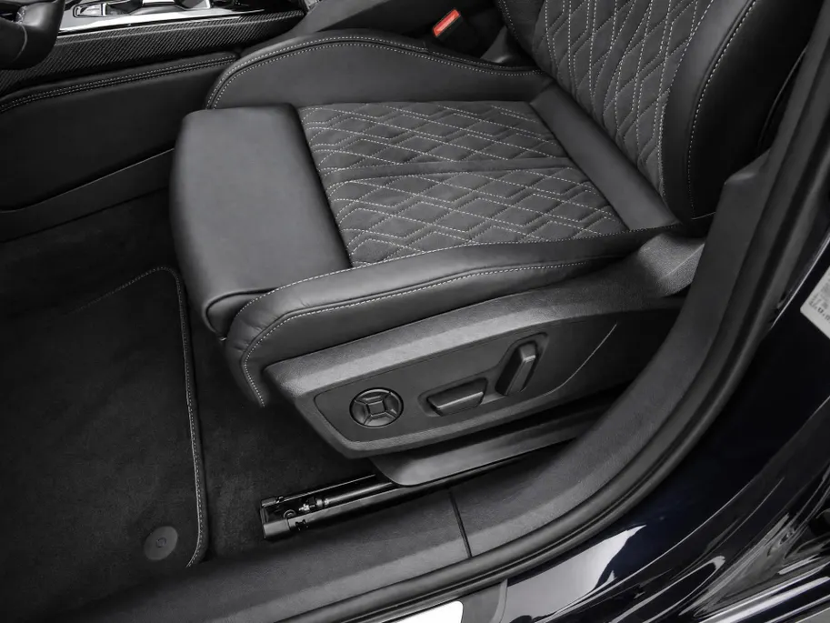 Audi A6 Limousine 2.0 e-hybrid quattro S edition 299 PK · Tech plus · 21' LM Velgen · Exterieurpakket zwart · Bekleding Leder/Alcantara · MEGA Sale