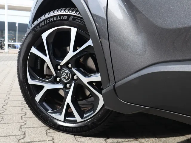 Toyota C-HR 1.8 Hybrid Style Trekhaak | All Seasonbanden | Stuur en stoelverwarming