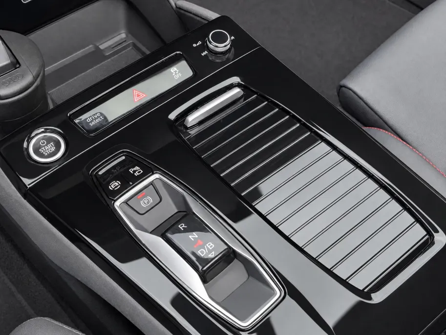 Audi Q6 e-tron S edition performance 100 kWh 306pk · SOH 98,1% · Panoramadak · Warmtepomp · 360 Camera · Wegklapbare Trekhaak · Bang & Olufsen · Kuipstoel · 21'' Inch · Garantie t/m 21-01-2031 of 100.000km
