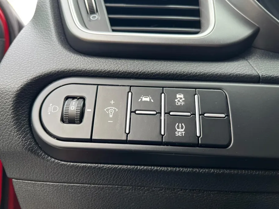 Kia XCeed 1.0 T-GDi ComfortLine | Gratis beurt bij aflevering | All seasons banden | Apple Carplay | Android Auto | Achteruitrijcamera | Climate control | Stoelverwarming | Stuurverwarming |