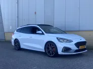 Ford Focus 2.3 EcoBoost ST-3 Performance 280 pk Performance Pack - Recaro Sportstoelen - Panoramadak - Adaptieve LED verlichting Trekhaak