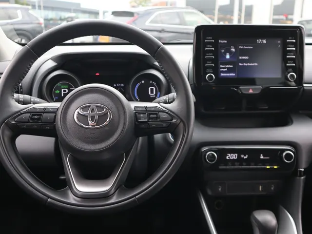 Toyota Yaris 1.5 Hybrid Dynamic Limited | Stoelverwarming | Keyless | 17 inch | All Seasons