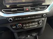 Kia e-Niro DynamicPlusLine 64 kWh | *1E EIGENAAR | FABRIEKSGARANTIE | SCHUIF- KANTELDAK | APPLE CARPLAY/ ANDROID AUTO | NAVI | CAMERA | STUUR/ STOELVERWARMING | STOF/ LEDER | ETC…