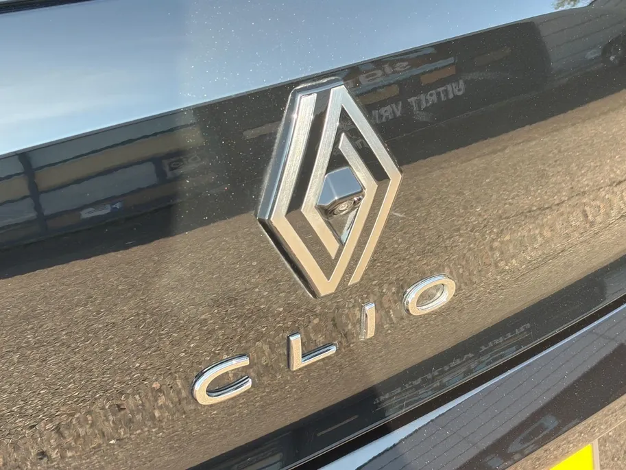 Renault Clio 1.6 E-Tech Full Hybrid 145 techno Apple Carplay/Android Auto , navi , camera , tel , lm velgen , parkeersensoren .