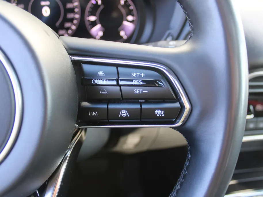 Mazda CX-80 2.5 e-SkyActiv PHEV Homura Plus | Trekhaak | Stuur-/stoelverwarming + ventilatie | 360 Camera | Schuifdak | Elek. stoelverst. | 20' LM | Leer | 7-zits |