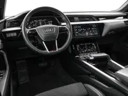 Audi e-tron 55 quattro S edition 95 kWh 408pk SOH 95,1 % · Panoramadak · Camera · Luchtvering · Elek. Stoelen + Geheugen · Afneembare Trekhaak · Matrix LED · Keyless ·