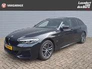 BMW 5 Serie Touring 530e xDrive M SPORT | Pano | Harman Kardon | 360 Camera | Head up | Elektrisch Wegklapbare Trekhaak | Voorstoelen verwarmd | Navigatie | Apple Carplay/Android Auto | Leer