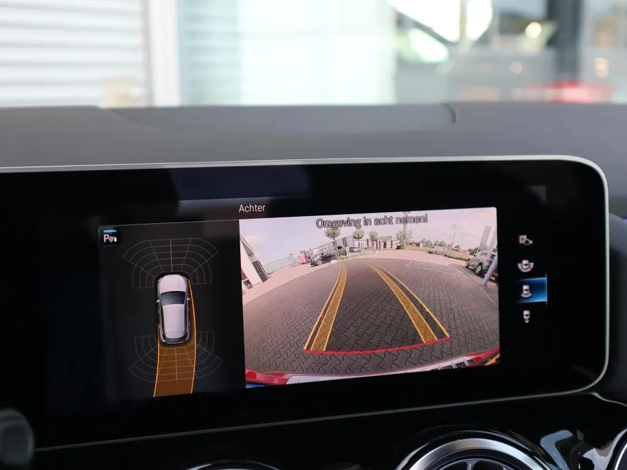 Mercedes-Benz GLA 200 Business Solution AMG l Trekhaak l Panoramadak l Stoelverwarming