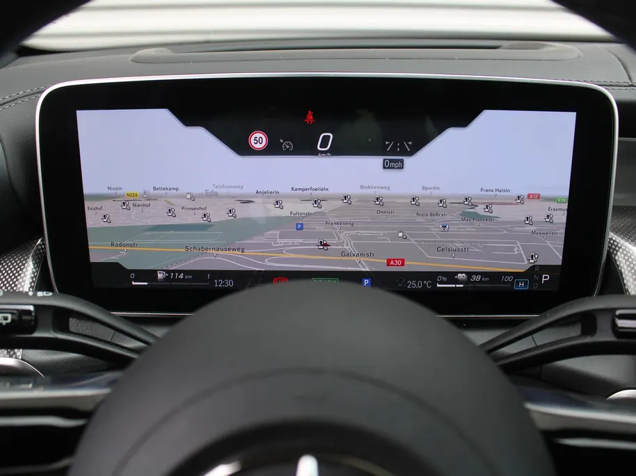 Mercedes-Benz GLC 300e 4MATIC AMG Line | 360 Camera | Schuifdak | Cruise adapt. | 20' LM | HUD | Treeplanken | Dodehoek detectie | Stoelverwarming + geheugen | BTW auto |