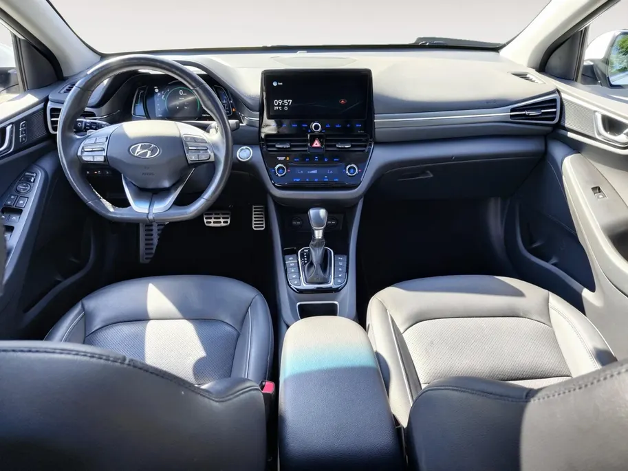 Hyundai IONIQ 1.6 GDi PHEV Premium | schuif/kanteldak | Zeer zuinig | Vol opties | NU Rijklaarprijs! Incl.12 Maanden, APK, Onderhoudsbeurt etc! Premiumpakket gratis!