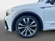 Volkswagen Tiguan 2.0 TSi DSG-aut. 4Motion Highline R-Line NL Auto | 11-2017 | Pano dak | Trekhaak | 20' | Stoelverwarming | Etc.