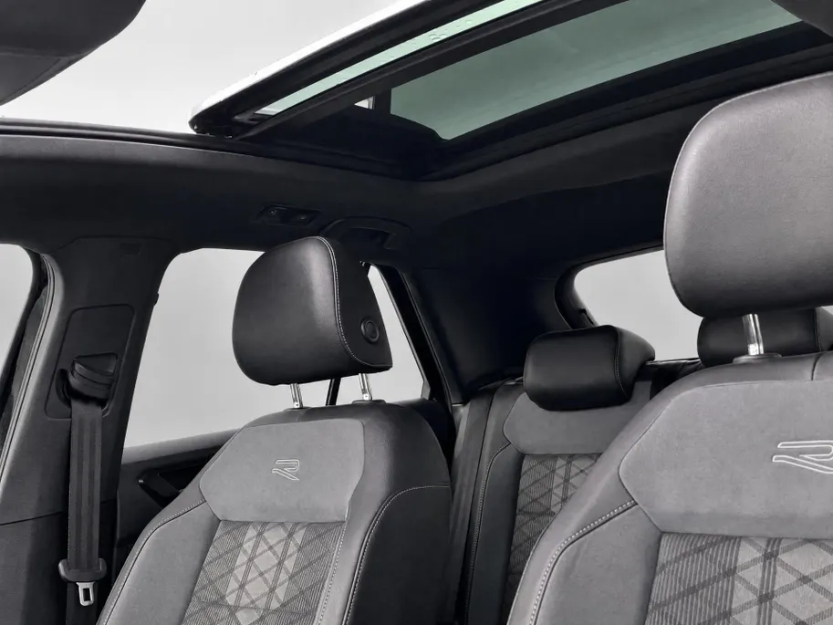 Volkswagen T-Roc 1.5TSI/150PK R-Line Black Style DSG · Panoramadak · Apple/Android Car Play· Camera + Parkeersensoren · Stoelverwarming · 19'' Velgen ·  Garantie t/m 07-07-2027