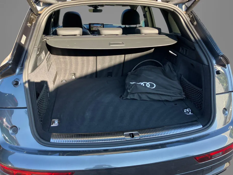 Audi Q5 50TFSIe 299PK S line · Panoramadak · Trekhaak · Camera + parkeersensoren · Apple/Android Car Play · Stoelverwarming ·