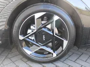 Kia EV4 Fastback GT-PlusLine 81.4 kWh | Schuifdak | Stuur-/stoelverwarming + ventilatie | Camera rondom | Elek. stoelverstelling | Leer | HUD | LED | 19' LM |