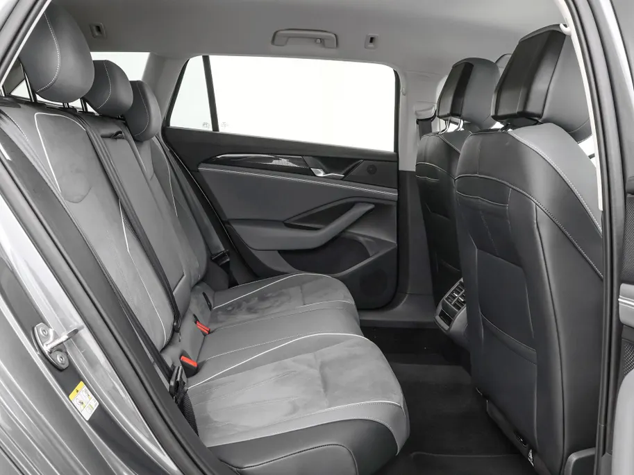 Volkswagen Passat Variant 1.5 eTSI 150pk DSG Elegance Business · Camera · Wegklapbare Trekhaak · Apple/Android Car Play · Dodehoeksensoren · P-Sensoren · 17'' Inch · Garantie t/m 18-06-2028 of 100.000