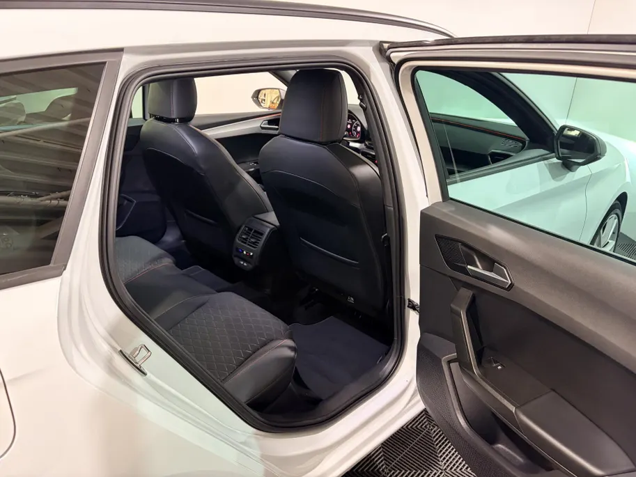 SEAT Leon Sportstourer 150PK 1.5 TSI FR Business Intense | Navigatie | Cruise Control Adaptief | Climate Control | Apple Carplay/Android Auto | Camera | Parkeersensoren | Lichtmetalen Velgen | Licht & Regen Sensor |