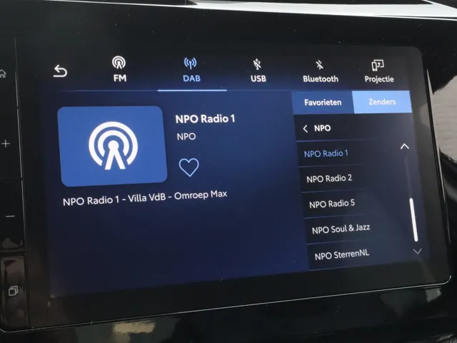 Toyota Aygo X Hybrid 115 play | LM Velgen | Stoelverwarming