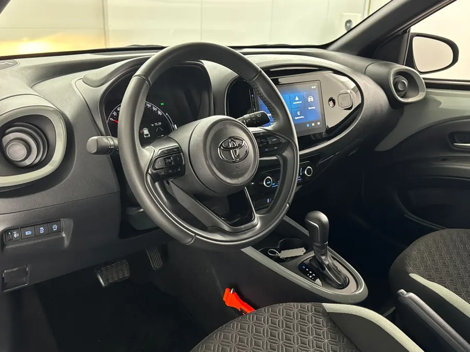 Toyota Aygo X 1.0 VVT-i S-CVT Pulse Plus Automaat | Keyless Entry | Parkeersensoren voor + achter | 17'' L.M. Velgen