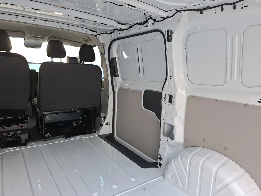 Ford E-Transit Custom 340 L1H1 Trend AWD 71 kWh | Direct leverbaar | 0,99% rente | 3-zits | Trekhaak
