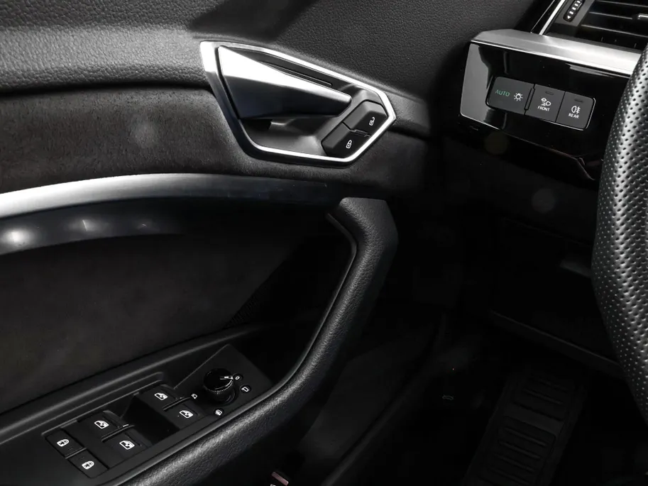 Audi e-tron 55 408pk Quattro S edition 95 kWh · SOH 97% · Panoramadak · Camera · Luchtvering · Elek. Achterklep · 20'' Inch ·