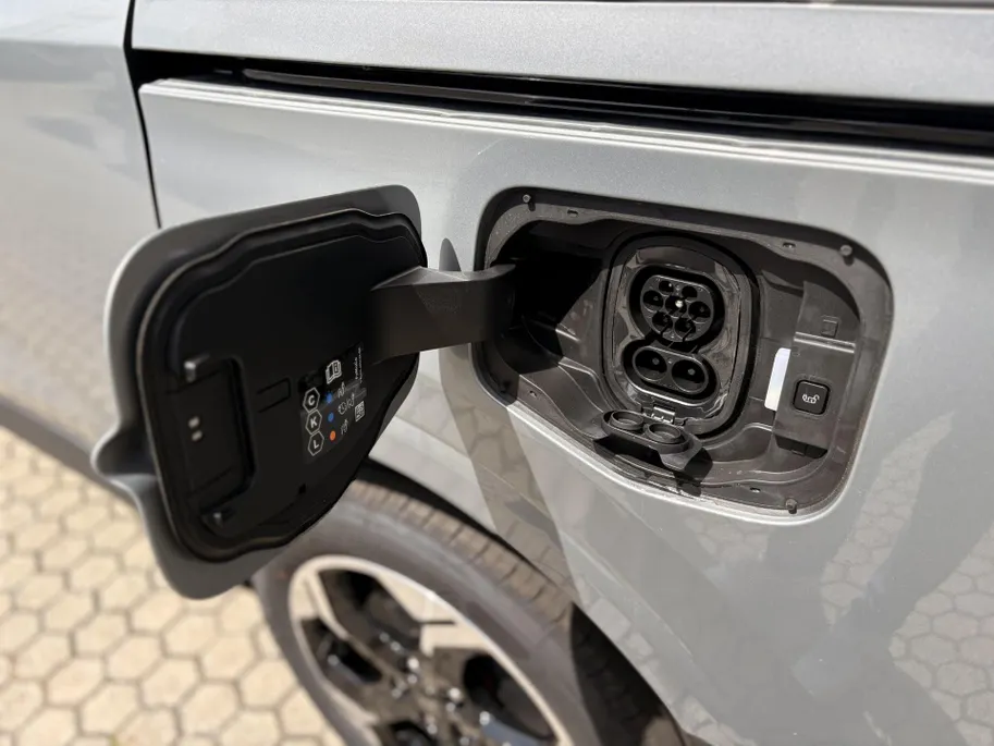 Ford Tourneo Courier EV 136pk | Trekhaak | Winter Pack