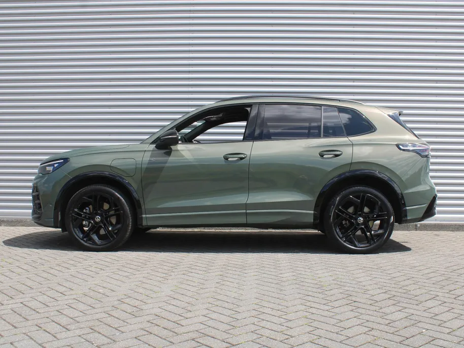 Volkswagen Tiguan 1.5 eHybrid R-Line Edition | Elek. trekhaak | Schuifdak | Stuur-/stoelverwarming + massage | Camera | 20' LM | HUD | LED | Dodehoek detectie | Nieuwstaat | BTW auto |