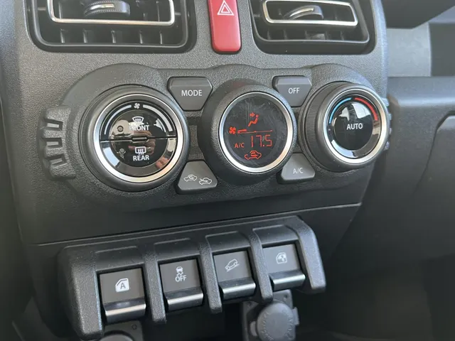 Suzuki Jimny 1.5 Stijl Automaat | Apple Carplay & Android Auto | Climate Control | Noppenbanden | 4 Zitplaatsen