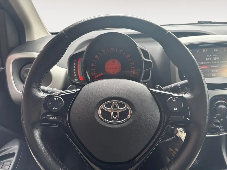 Toyota Aygo 1.0 VVT-i x-play | Airco | Achteruitrijcamera | Apple carplay / Android auto |
