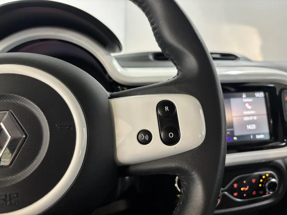 Renault Twingo Z.E. R80 Intens Automaat | 1e eigenaar | Apple CarPlay/Android Auto | Climate Control | Lichtmetalen Velgen | Cruise Control | Licht & Regen Sensor | Half Leder | Privacy Glass | Elektrische Ramen & Spiegels |