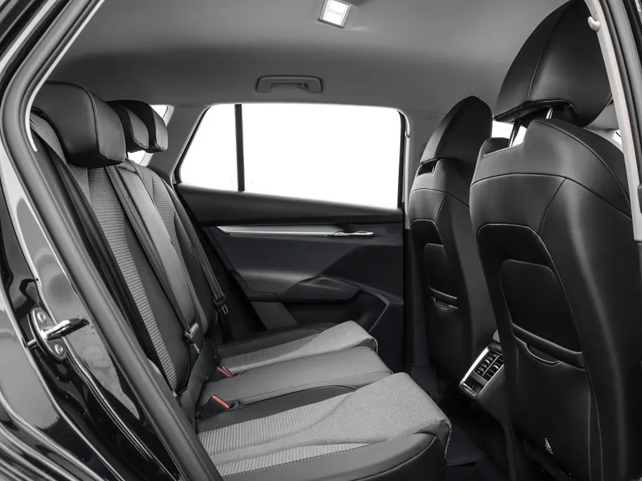 Škoda Enyaq iV 50 150pk Selection · Camera · Apple/Android Car Play · Cruise Control · Sfeerverlichting · 19'Velgen · Navigatie ·