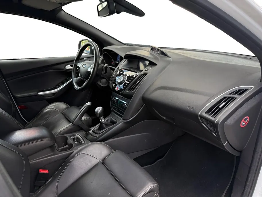 Ford Focus Wagon 2.0 EcoBoost ST-3 |Dealer onderhouden| Recaro-Stoelen | Parkeer Camera | Leder | Cruise Control | Climate Control | Parkeer Sensoren |