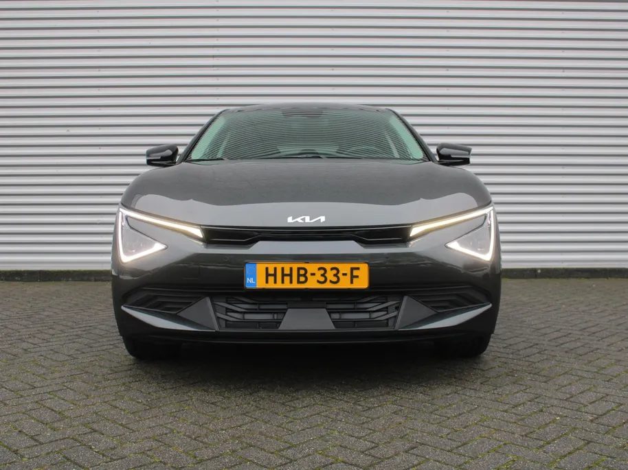 Kia EV6 Light Edition 63 kWh | Stuur-/stoelverwarming | Camera | 19' LM | LED | Adap. Cruise | Clima | Draadloze telefoonlader | 17% bijtelling |