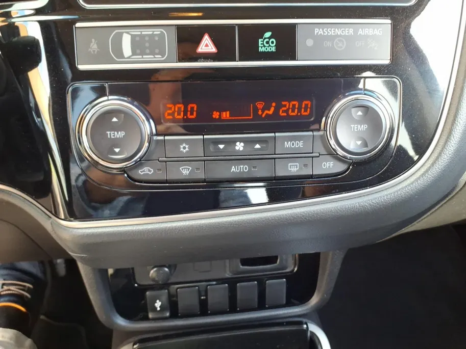 Mitsubishi Outlander 2.4 PHEV Pure Apple Carplay/Android Auto , electronic climate controle , cruise control , kunstlederen bekleding , lichtmetalen velgen 16' , voorstoelen verwarmd