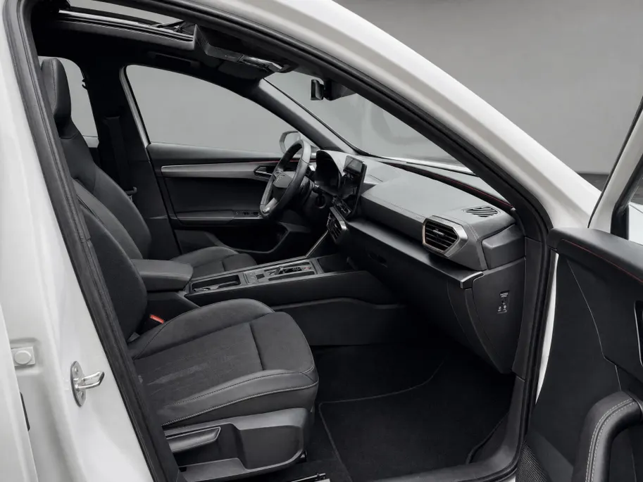 CUPRA Formentor 1.4 245pk DSG e-Hybrid VZ Performance · Panoramadak · Camera · Trekhaak · Apple/Android Car Play · Navigatie · Stoelverwarming · 19'' Inch ·
