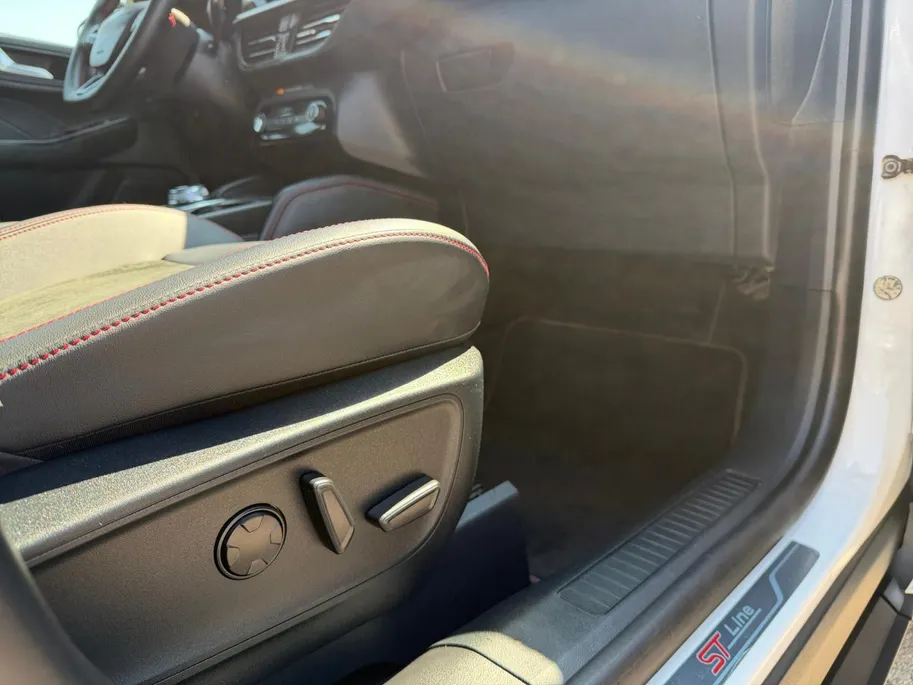 Ford Kuga 2.5 PHEV ST-Line X | Automaat | Pano dak | HUD | Elektr. uitklapbare trekhaak | Adapt. Cruise control | BLIS | Parkeersensoren voor en achter | 360 graden camera | Elektr. achterklep | B&O audio | Navigatie | Apple carplay & Android auto | Fabrieksgaranti