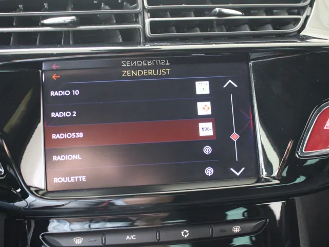 DS DS 3 1.2 PureTech Connected Chic Automaat Cruise Control | Climate Control | 4 Seizoenen Banden