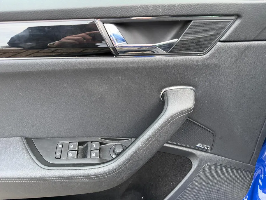 Škoda Superb Combi 1.4 TSI iV Laurin & Klement | Geheugenfunctie berijdersstoel | Climate | Achteruitrijcamera | Parkeersensoren | Navigatie |