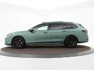 Volkswagen Passat Variant 1.5 eTSI 272pk DSG R-Line Edition · Panoramadak · Camera · Inklap. Trekhaak · Harman Kardon Sound · Head-Up Display · Massagefunctie · Garantie t/m 13-03-2030 of 100.000km