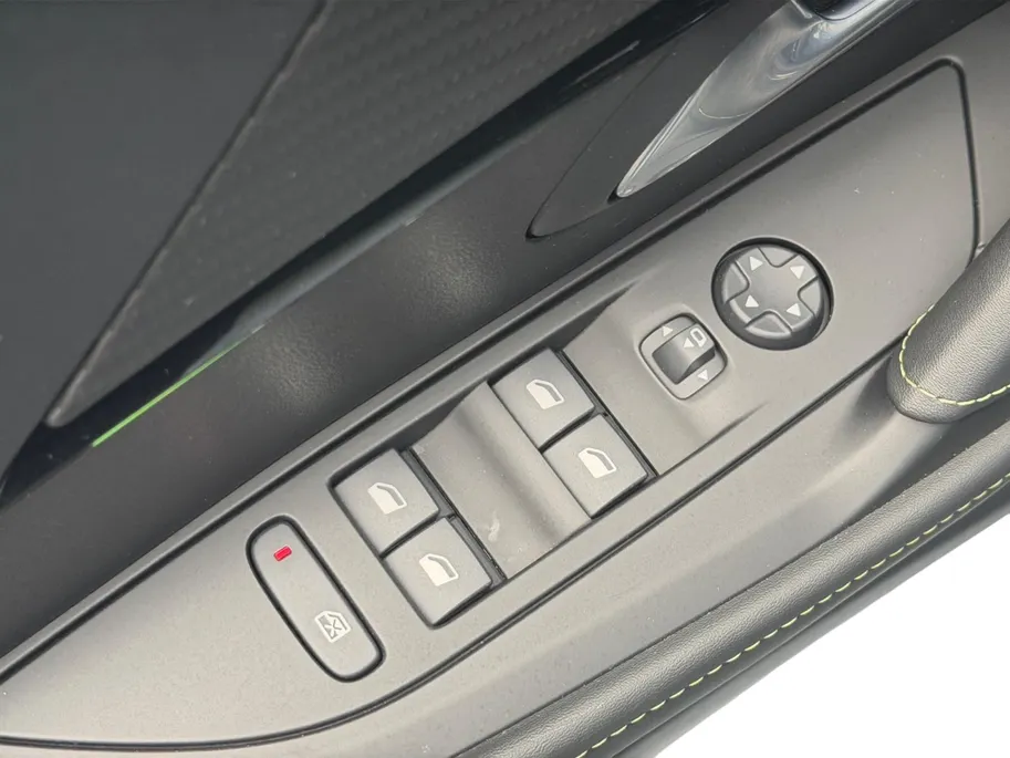 Peugeot e-208 EV GT 350 50 kWh 100% SOH | STOELVERWARMING | ACHTERUITRIJCAMERA | GLASSROOF | 12 MAANDEN BOVAG GARANTIE |
