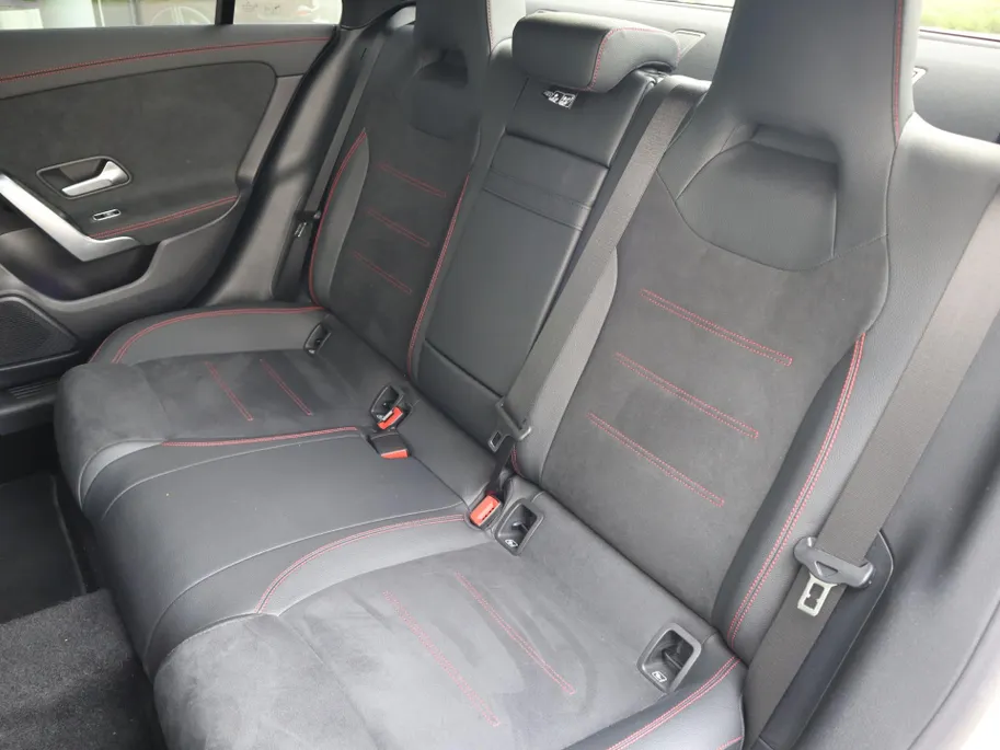 Mercedes-Benz CLA 180 Business Solution AMG l Trekhaak l Panoramadak l stoelverwarming