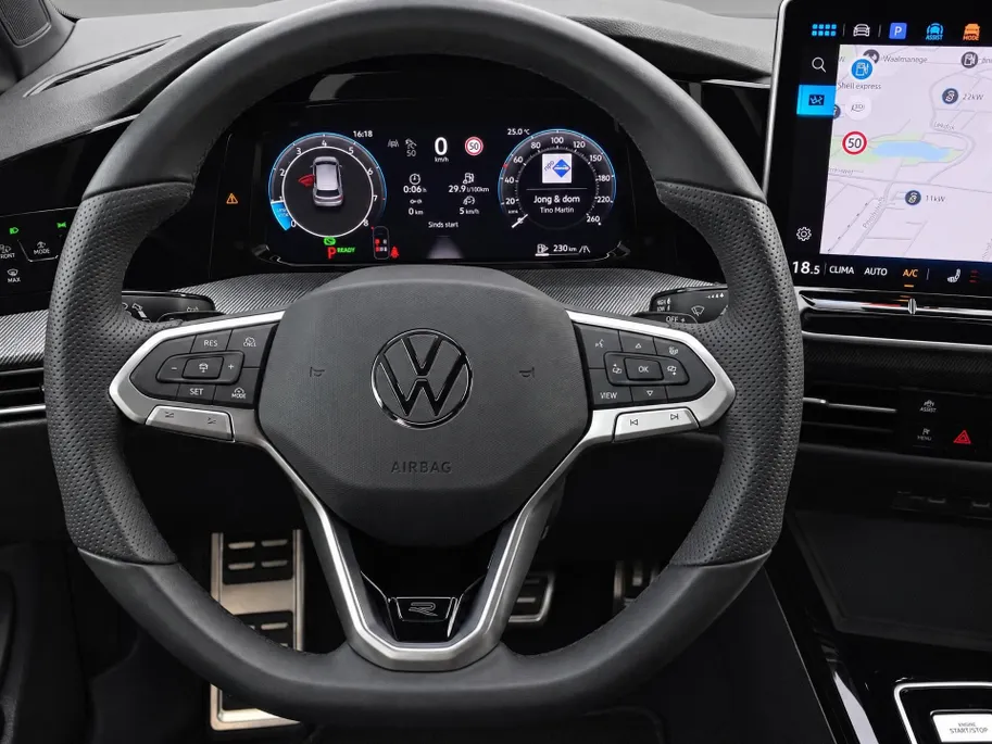 Volkswagen Golf 1.5eTSI/150PK R-Line · Navigatie · Trekhaak · Apple/Android Car Play · Dodehoeksensoren · Stoelverwarming ·  Garantie t/m 08-01-2031 of 100000km.