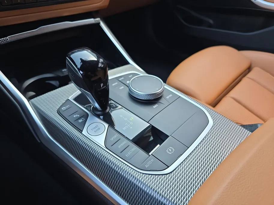 BMW 3 Serie Touring 320e Business Edition Plus | Dealer onderhouden! | 1e Eigenaar | Trekhaak | Achteruitrijcamera | Elektr. Achterklep | Lederen bekleding | Virtual cockpit | 12 maanden garantie