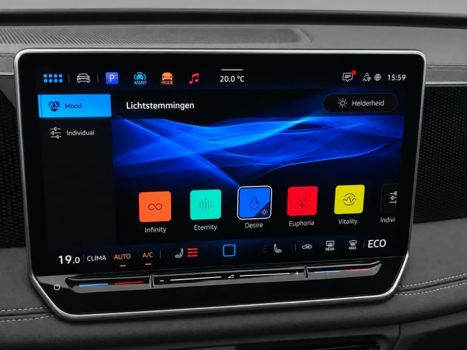 Volkswagen Tiguan 1.5eHybrid 150kW/204PK Life Edition · Panoramadak · Camera + Parkeersensoren · Stoel- & stuurverwarming · Garantie t/m 26-02-2029 of 100000km.