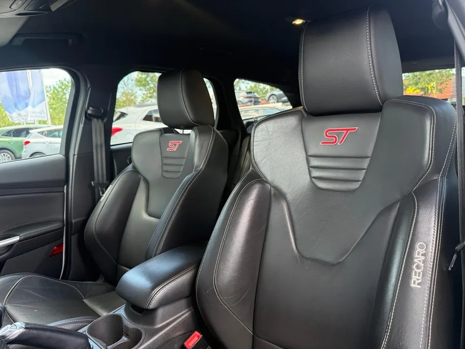 Ford Focus Wagon 2.0 EcoBoost ST-3 | Recaro-Stoelen | Parkeer Camera | Leder | Cruise Control | Climate Control | Parkeer Sensoren |