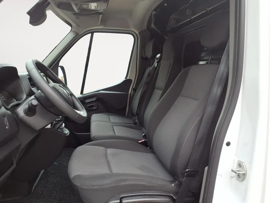 Renault Master T33 2.3 dCi 135 L2H2 Work Edition Airco | Navigatie | PDC-Camera | Blindspot | 1 jaar Garantie.
