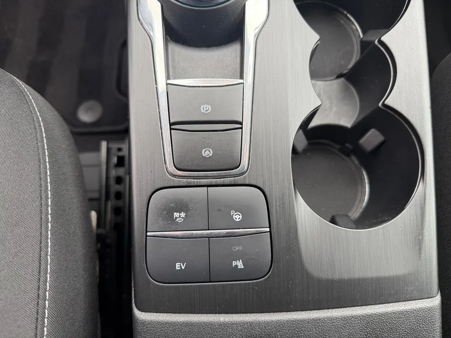 Ford Kuga 2.5 PHEV Titanium | Dealer Onderhouden | SOH 91% | El. Trekhaak | Adapt. Cruise Control | BLISS | Achteruitrijcamera | Parkeersensoren voor & achter | Winterpakket | All Season Banden