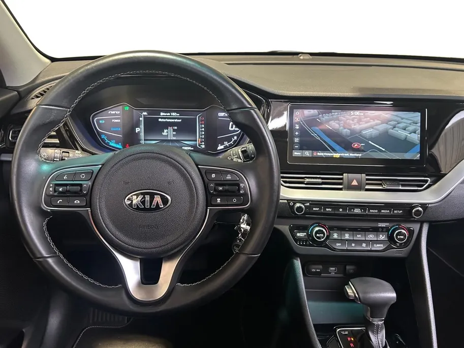 Kia Niro 1.6 GDi Hybrid Edition | Trekhaak Vaste Kogel+ 13-Polige stekker | Schuifkanteldak | Apple Carplay / Android Auto | Navigatiesysteem | Licht + Regensensor | Parkeersensoren + Camera Achter | 16' Lichtmetalen Velgen | Cruise Control Adaptief | Rijstrooksen
