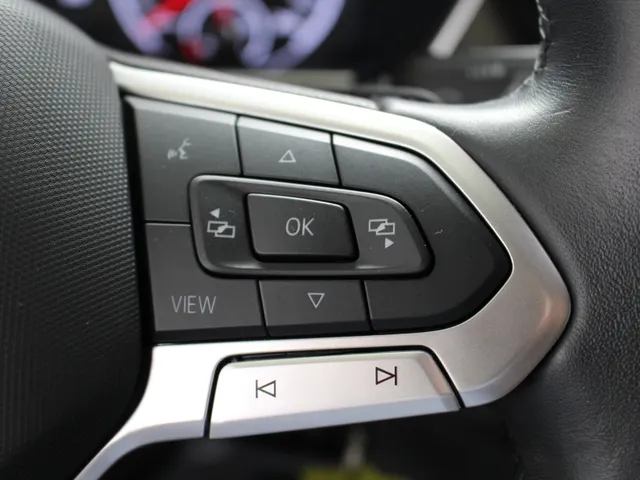 Volkswagen T-Cross 1.5 TSI DSG R-Line | Navigatie | PDC | 18 inch LM | Stoelverw.